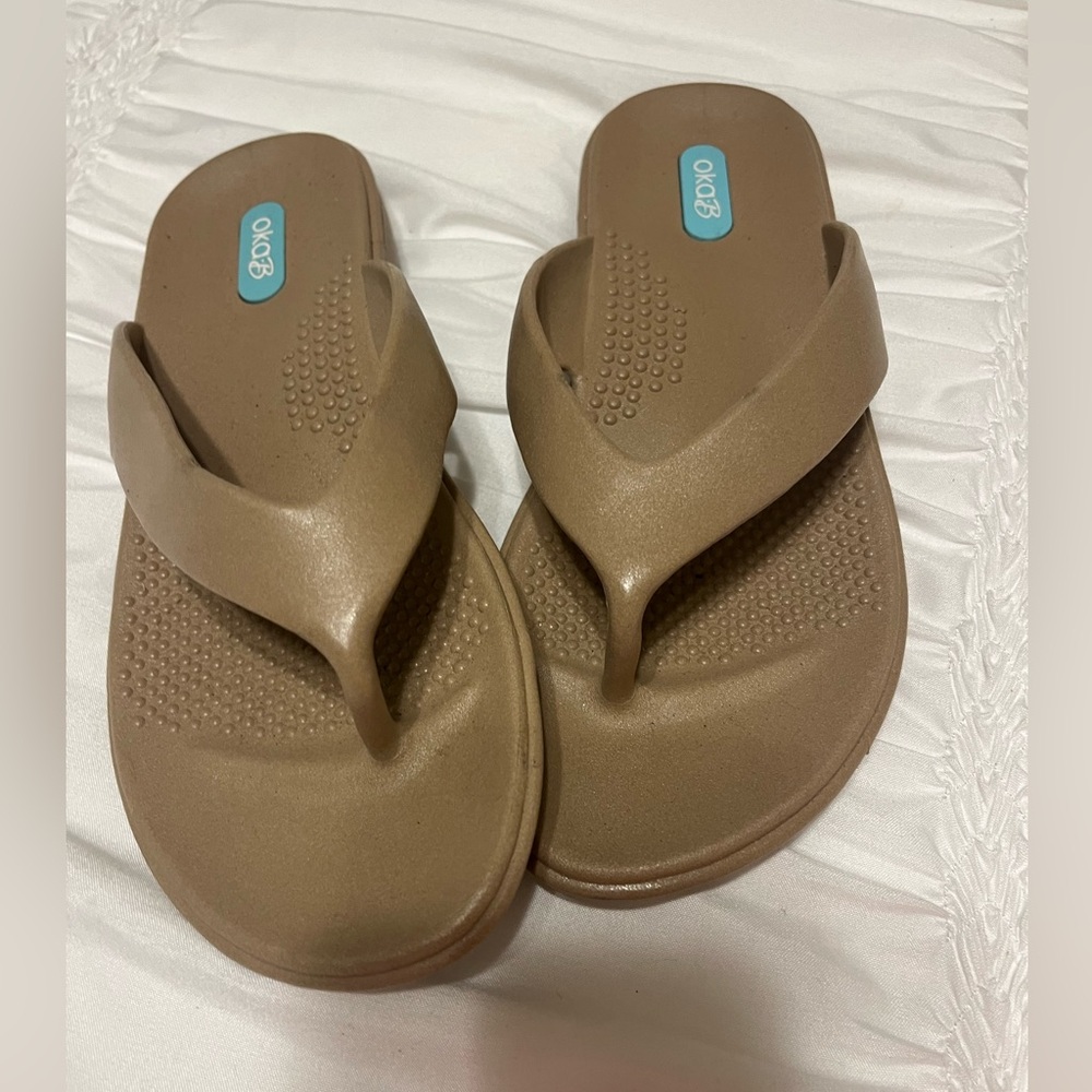 Oka b. woman’s slip on tan rubber sandals - Size Small
